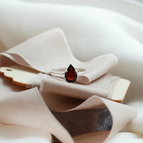 Gold garnet ring OLLY Image