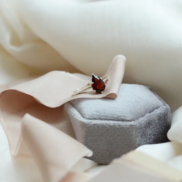 Gold garnet ring OLLY Image