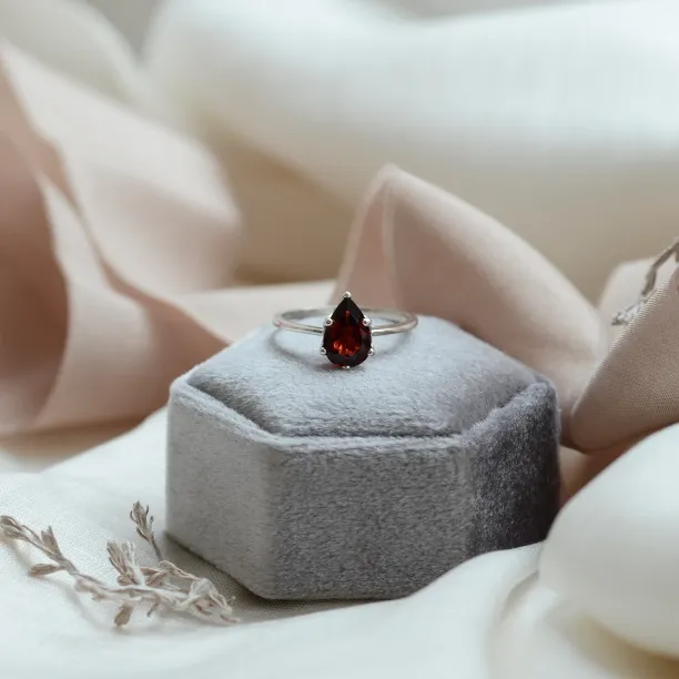 Gold garnet ring OLLY Image
