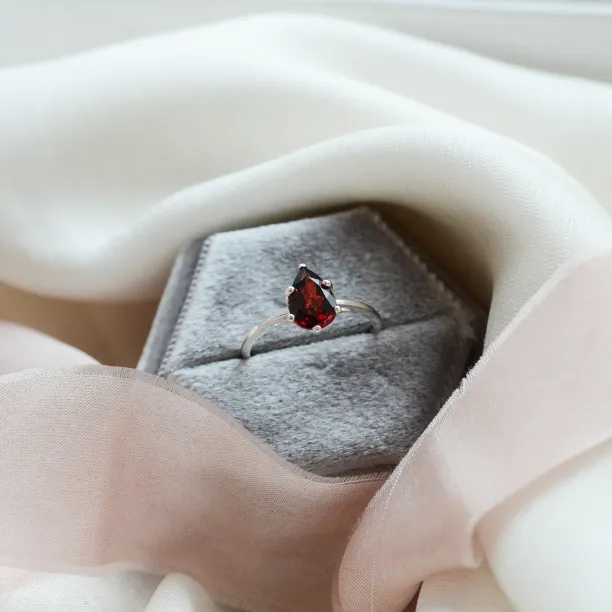 Gold garnet ring OLLY Image