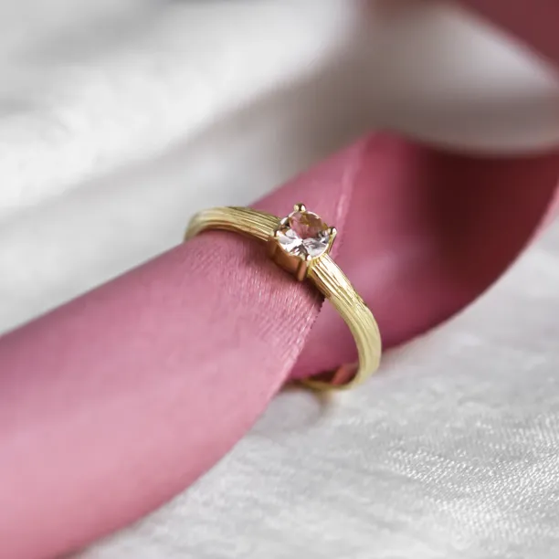 Unusual engagement ring with morganite MORGI Image