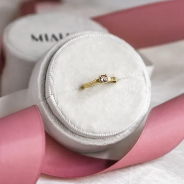Unusual engagement ring with morganite MORGI Image