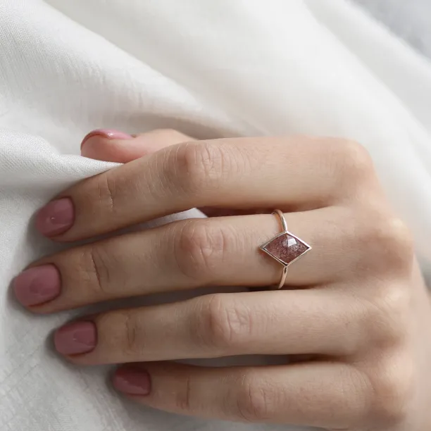 Gold kite strawberry quartz ring FRAGOLA Image