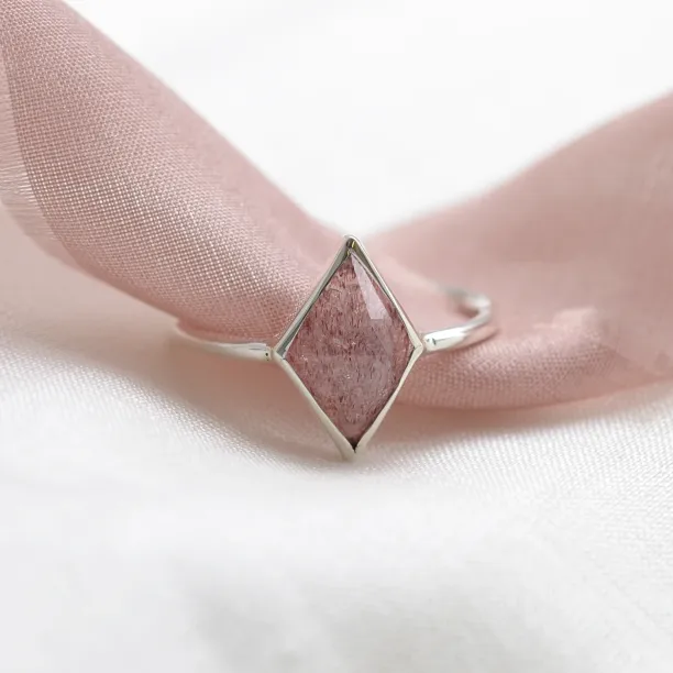 Gold kite strawberry quartz ring FRAGOLA Image