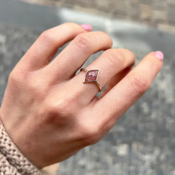 Gold kite strawberry quartz ring FRAGOLA Image