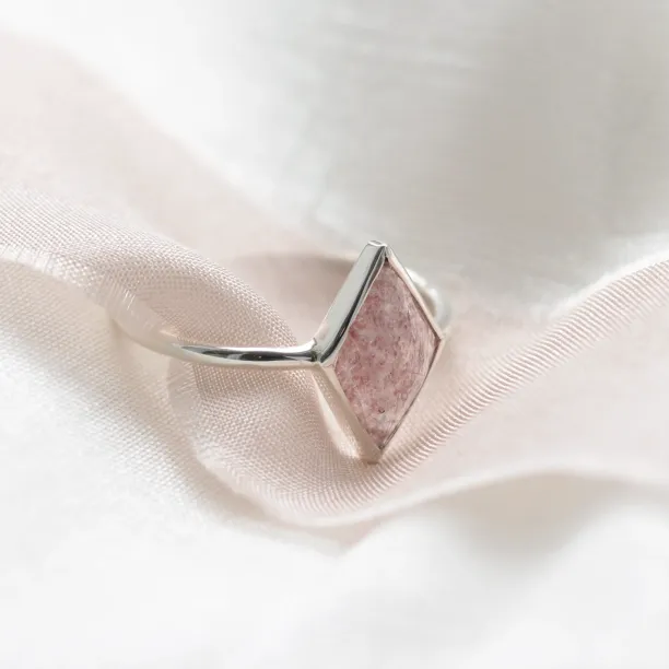 Gold kite strawberry quartz ring FRAGOLA Image