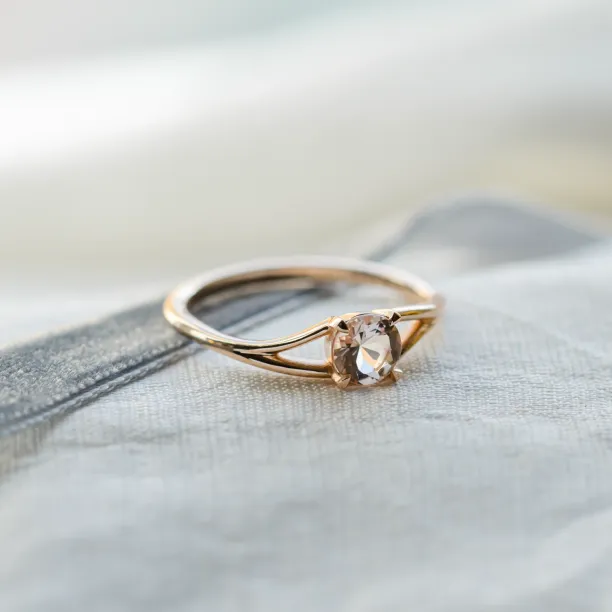 Delicate gold ring with morganite ROSALIS Image