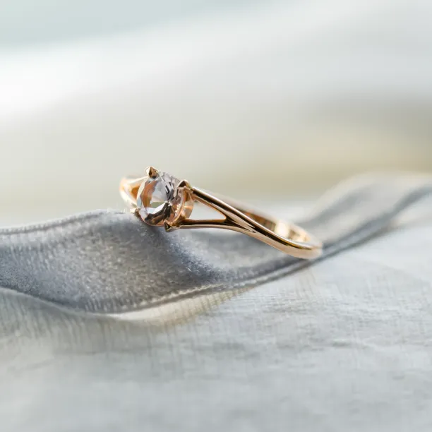 Delicate gold ring with morganite ROSALIS Image