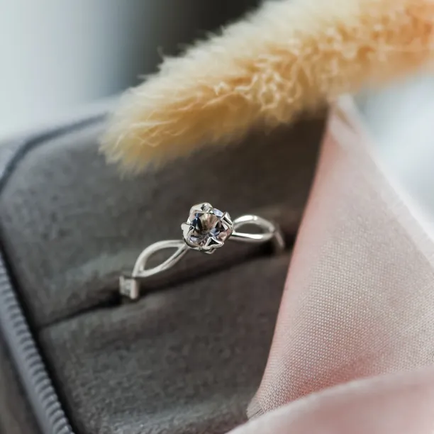 Gold ring with morganite and diamonds QUEENIE Image