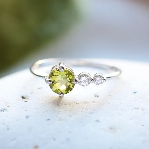 Gold ring with peridot and diamonds OLIVIA Image