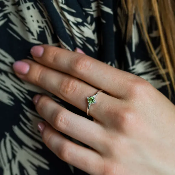 Engagement ring with peridot and diamonds OLIVKA Image