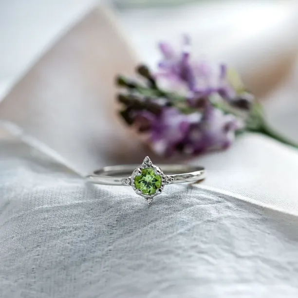 Engagement ring with peridot and diamonds OLIVKA Image