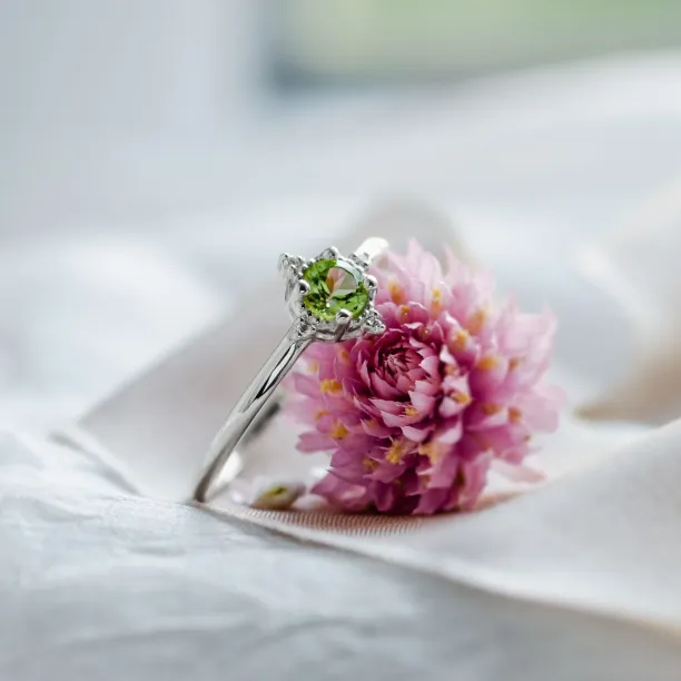 Engagement ring with peridot and diamonds OLIVKA Image