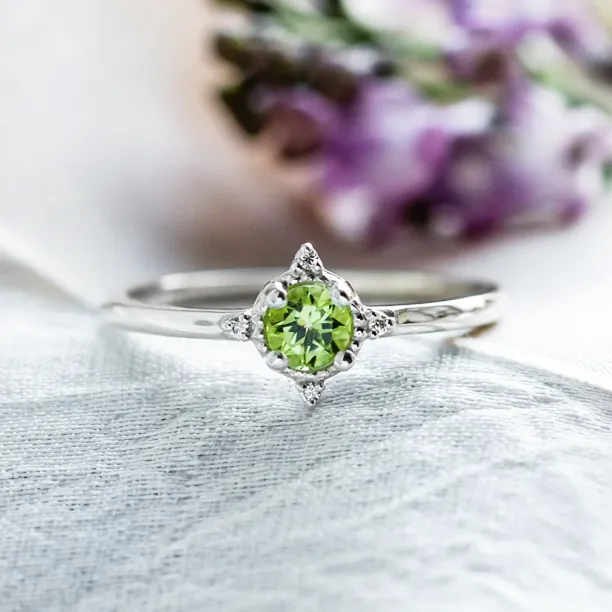 Engagement ring with peridot and diamonds OLIVKA Image