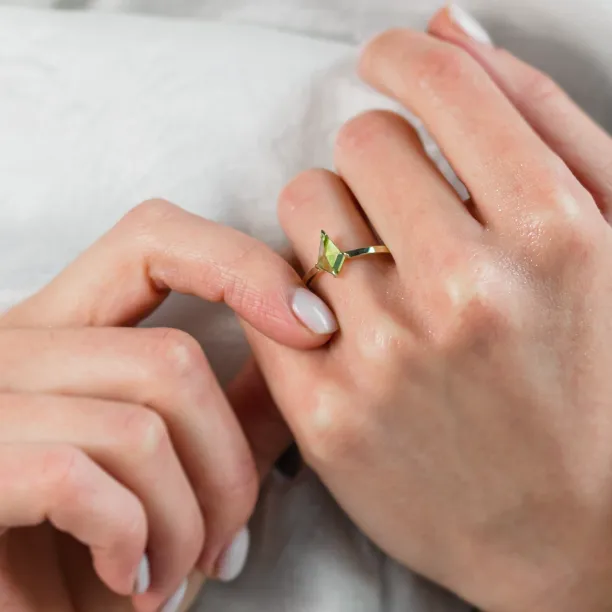 Gold ring with kite peridot PATRICE Image