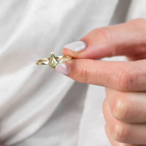 Gold ring with kite peridot PATRICE Image