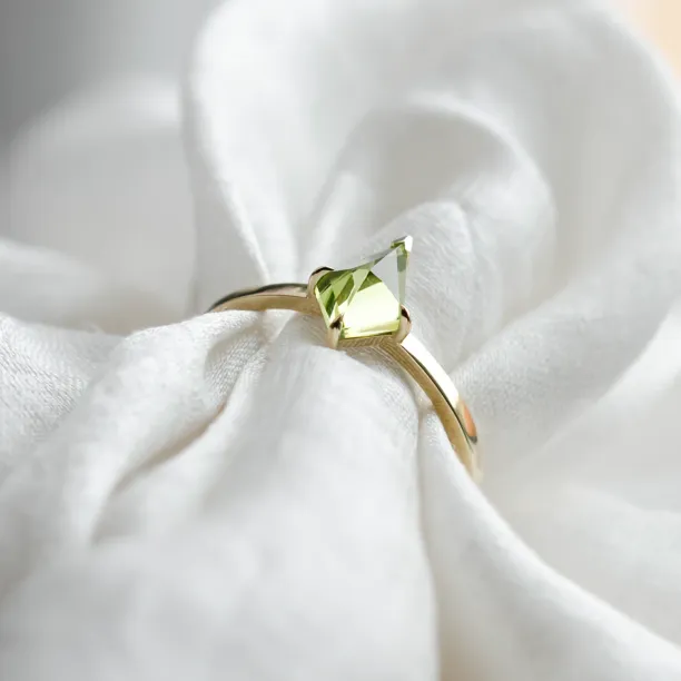 Gold ring with kite peridot PATRICE Image