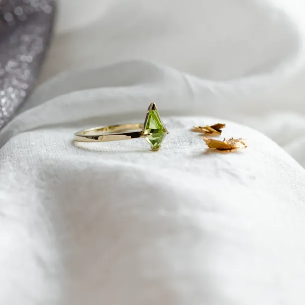 Gold ring with kite peridot PATRICE Image