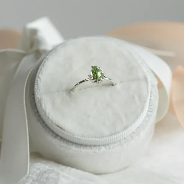 Gold ring with pear peridot GUAVA Image