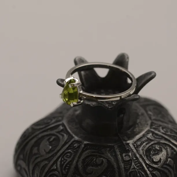 Gold ring with peridot BERTA Image