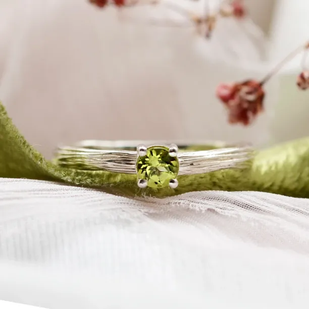 Gold ring in tree bark shape with peridot OLIVE Image