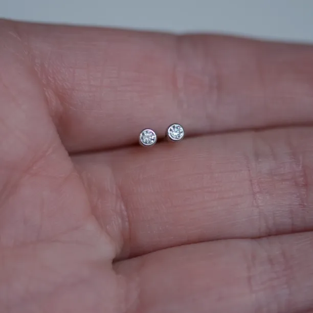 ANY Golden stud earrings with diamonds Image