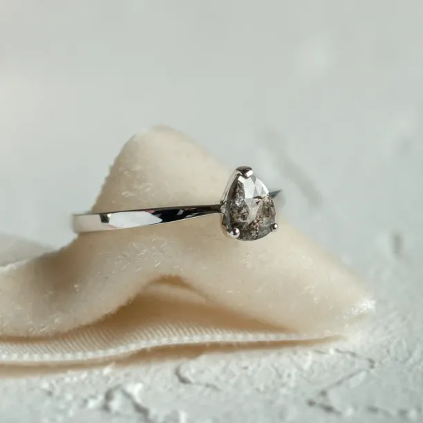 Engagement salt'n'pepper diamond ring CARMIA Image