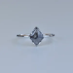 ERICA gold diamond ring in an authentic cut Thumbnail