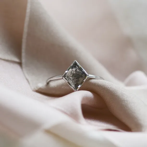 ERICA gold diamond ring in an authentic cut Image