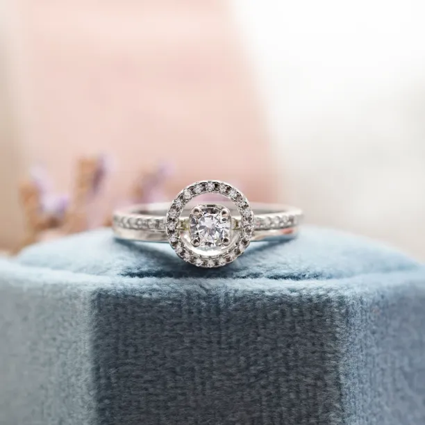 Gold diamond halo engagement set SOLEIL Image