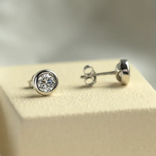 Simple gold earring with diamonds KLOFTA Image