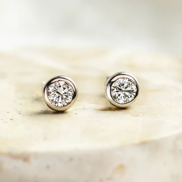 Simple gold earring with diamonds KLOFTA Image