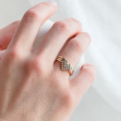 Curved vs. Classic Rings: Which Wedding Band Style Suits Your Engagement Ring