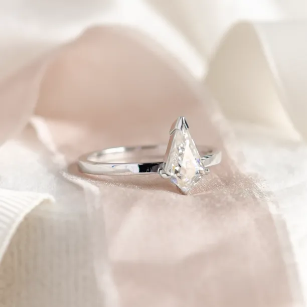 Original engagement ring with kite moissanite DOMITIA Image