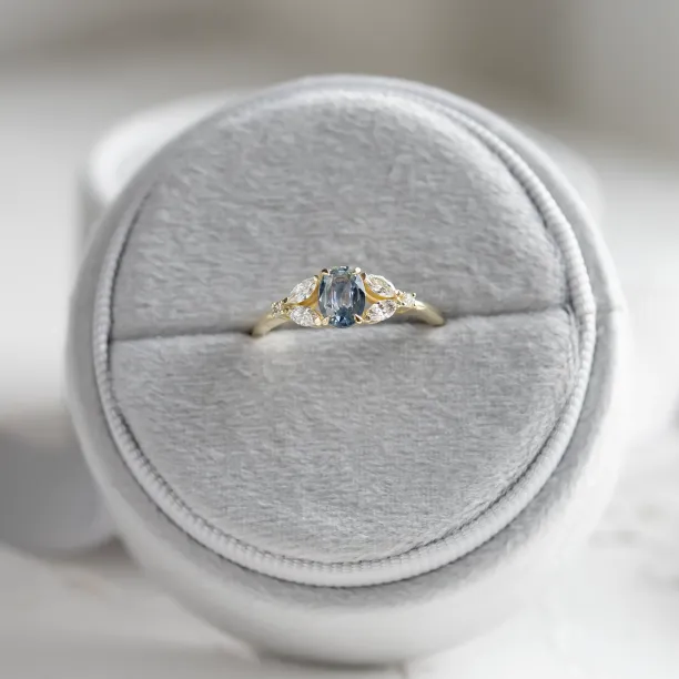 Oval sapphire ring with diamonds CADETIE Image
