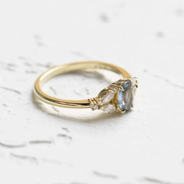 Oval sapphire ring with diamonds CADETIE Image
