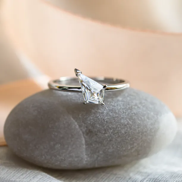 Atypical gold ring with kite moissanite JODIE Image