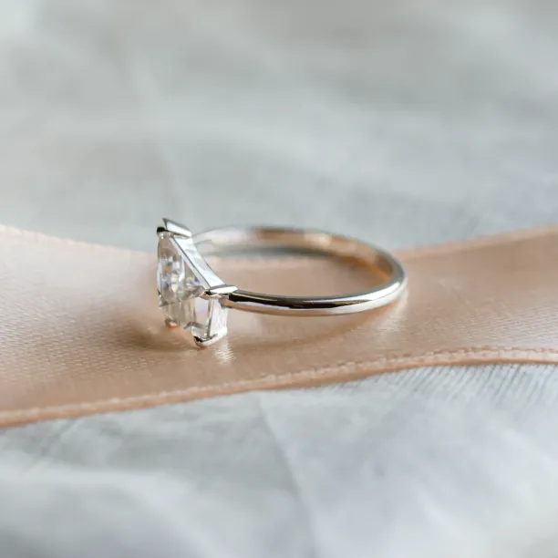 Atypical gold ring with kite moissanite JODIE Image