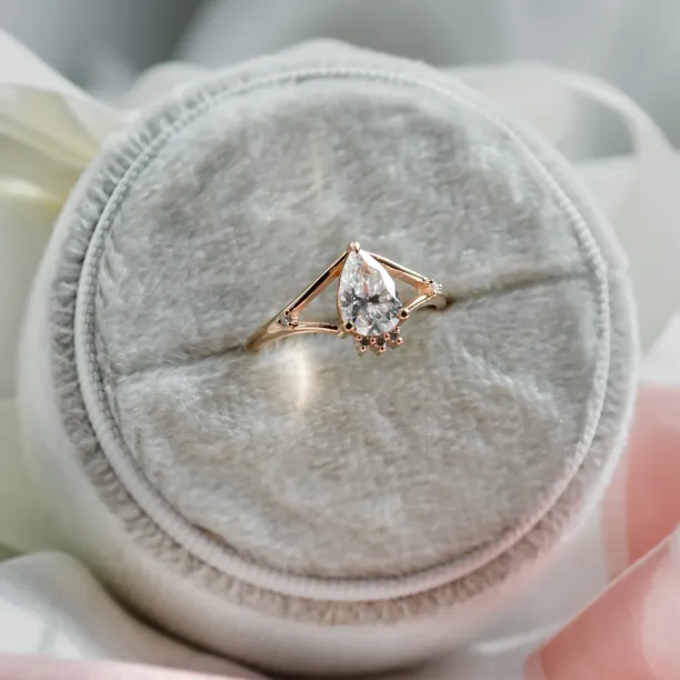 Atypical gold ring with moissanites AMELIA Image