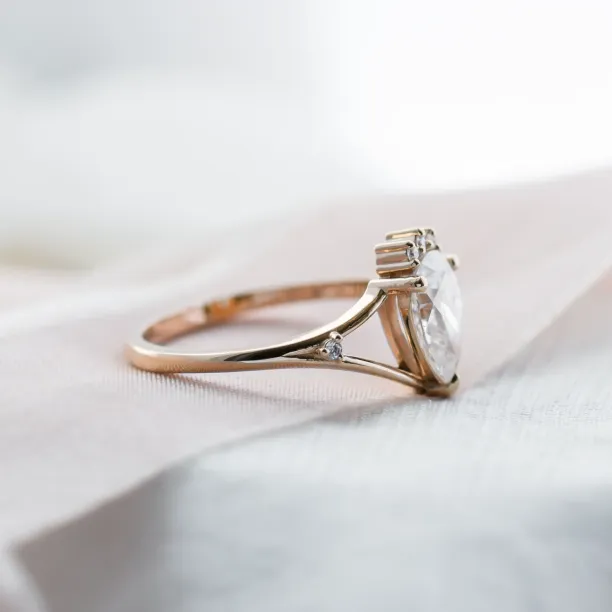 Atypical gold ring with moissanites AMELIA Image