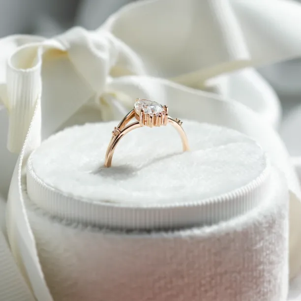 Atypical gold ring with moissanites AMELIA Image
