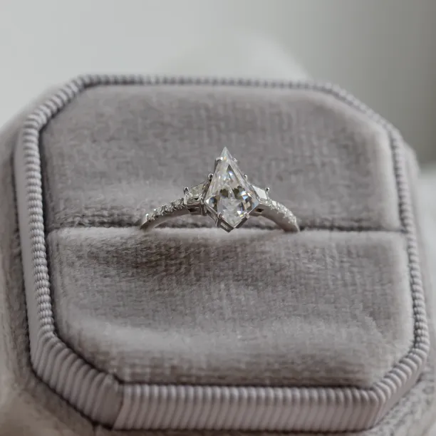 Luxury golg ring with moissanites ROGER Image