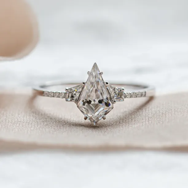 Luxury golg ring with moissanites ROGER Image