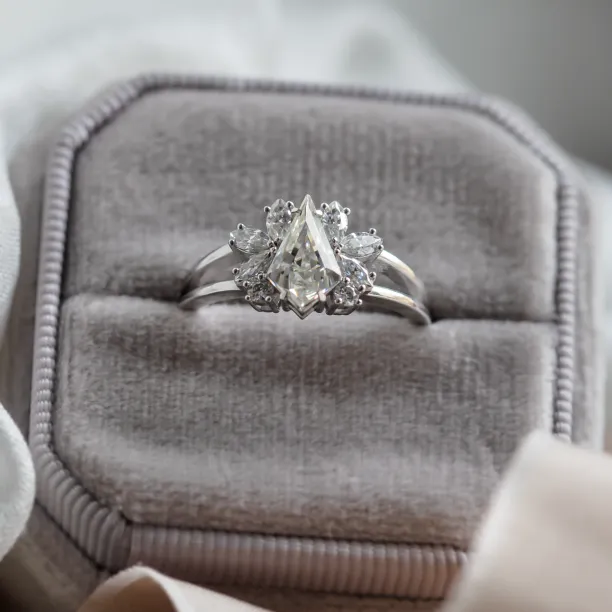 Vintage engagement ring in gold with moissanites THEODORE Image