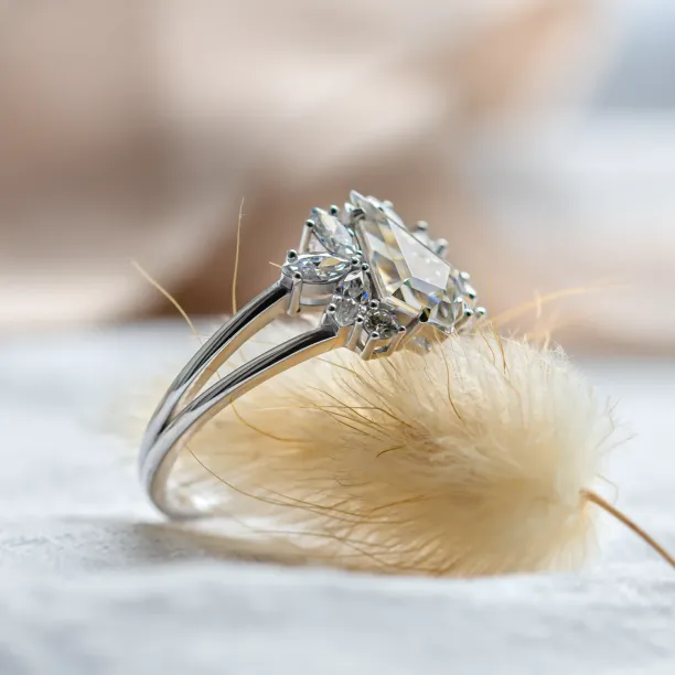 Vintage engagement ring in gold with moissanites THEODORE Image