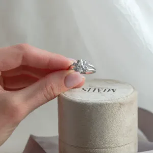 Vintage engagement ring in gold with moissanites THEODORE Thumbnail