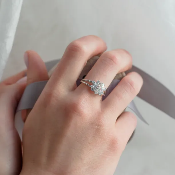 Vintage engagement ring in gold with moissanites THEODORE Image