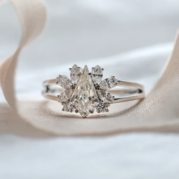 Vintage engagement ring in gold with moissanites THEODORE Image