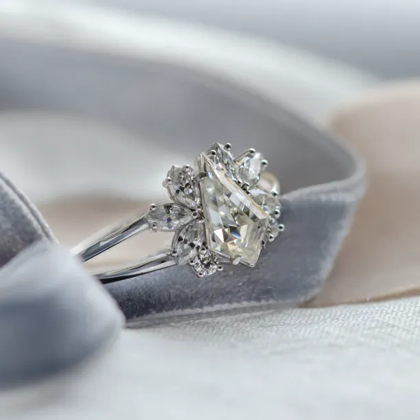 Vintage engagement ring in gold with moissanites THEODORE Image