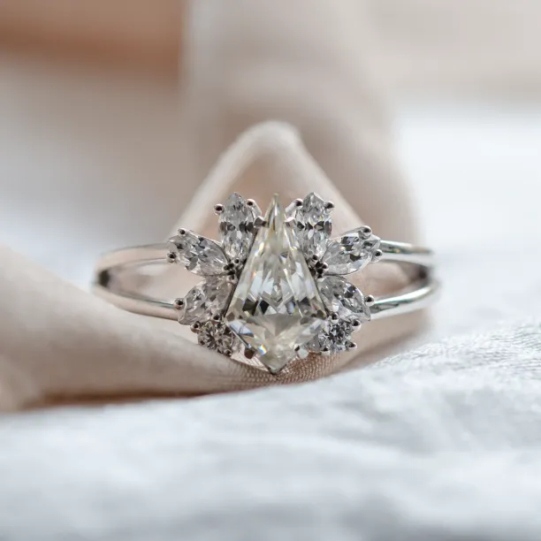 Vintage engagement ring in gold with moissanites THEODORE Image